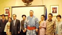 ”Saya mencintai batik”, ujar Hakuho, pemegang gelar juara sumo selama delapan tahun berturut-turut ini, di hadapan para undangan sambil memp
