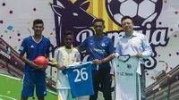 Pesepak bola Tulehu Putra, Alghy Nahumarury (kedua kiri), menerima beasiswa Chelsea Soccer School di Stadion oemantri Brodjonegoro, Jakarta, Jumat (7/12/2017). Dirinya terpilih berdasarkan voting yang dilakuakn UC News. (Bola.com/Vitalis Yogi Trisna)