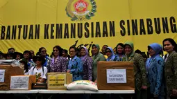 Rombongan mengunjungi beberapa titik pengungsian yang berada di tiga Gereja Batak Karo Protestan di Kecamatan Kabanjahe, Kabupaten Tanah Karo, Sumatera Utara (Liputan6.com/Johan Tallo).