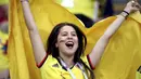 Fans cantik Kolombia merayakan gol timnya ke gawang Polandia pada laga grup H Piala Dunia 2018 di Kazan Arena, Kazan, Rusia, (24/6/2018). Kolombia menang 3-0 atas Polandia. (AP/Thanassis Stavrakis)
