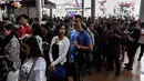 Pengunjung mengantre untuk menyaksikan Jakarta Internasional Comedy Festival (JICOMFEST) 2019 hari pertama di JIExpo, Kemayoran, Jakarta, Sabtu (3/8/2019). JICOMFEST 2019 dimeriahkan dengan penampillan komika dan komedian Tanah Air maupun luar negeri. (Liputan6.com/JohanTallo)