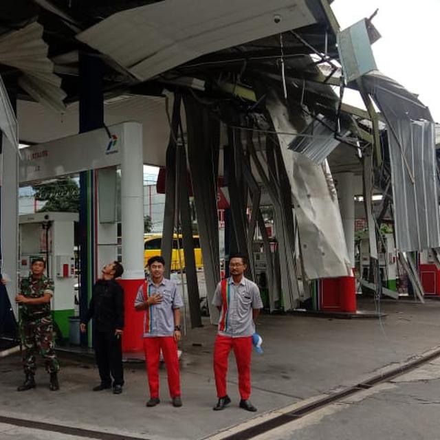Detik Detik Puting Beliung Porak Porandakan Spbu Di Ambarawa