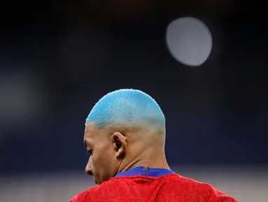 Penyerang PSG, Kylian Mbappe berlatih sebelum pertandingan melawan Lorient pada pertandingan lanjutan Liga 1 Prancis di Parc des Princes di Paris, Prancis, Kamis (17/12/2020). Kylian Mbappe tampil nyentrik dengan mengecat rambutnya jadi warna biru. (AP Photo/Christophe Ena)