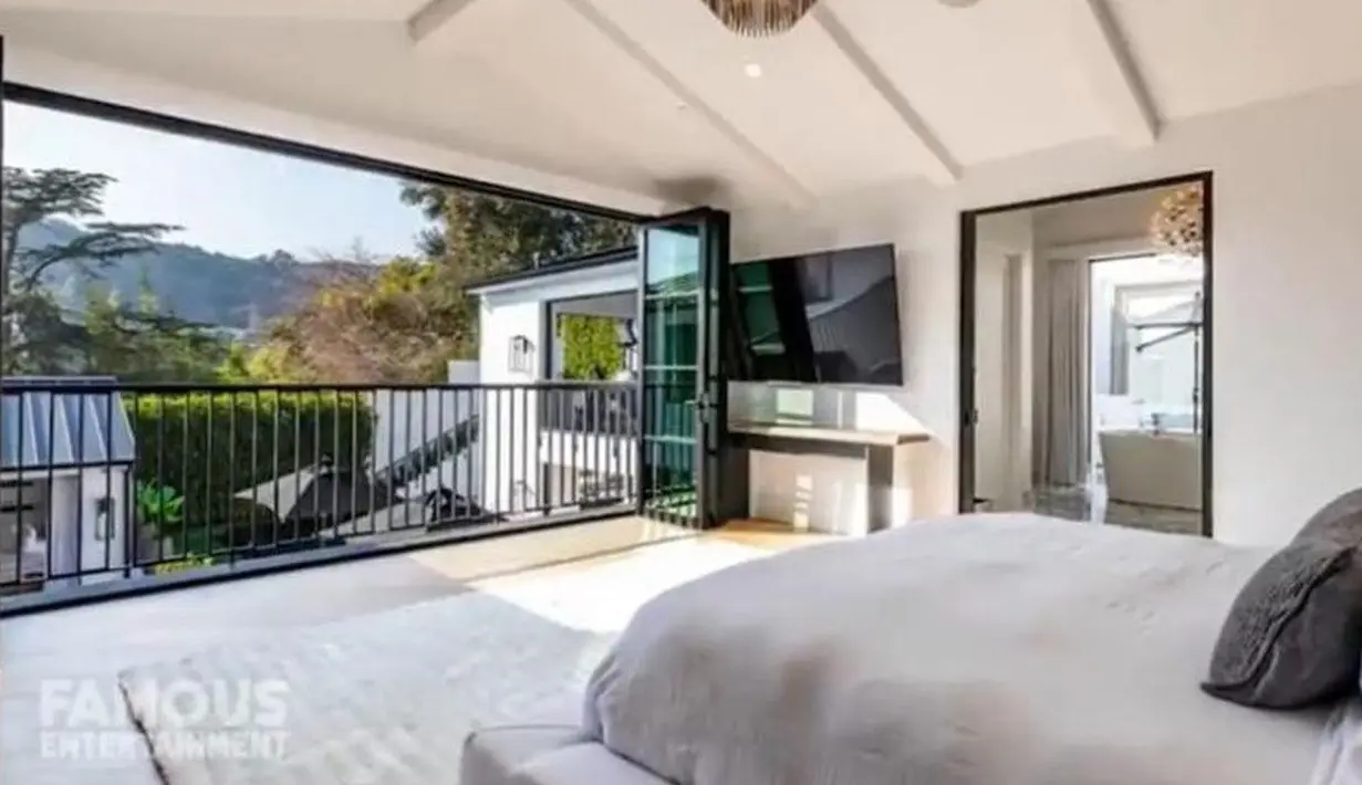 Pada kamar utama, para penghuni nantinya akan disuguhkan dengan pemandangan alam yang indah. (Foto: YouTube/Famous Entertainment)