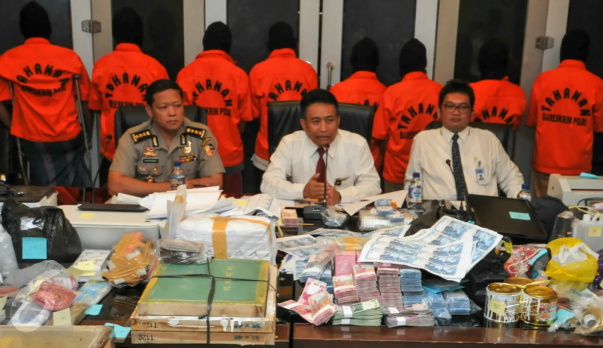 Bareskrim Polri merilis uang palsu yang didapat dari berbagai daerah sepanjang November 2015, Jakarta, Senin (7/12/2015). Ratusan lembar uang palsu tersebut diduga akan disebar dalam pilkada serentak (Liputan6.com/Yoppy Renato)