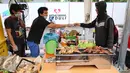 Pedagang melayani pembeli di stand ayam bakar pada acara kick off pasar murah di Kawasan SCBD, Jakarta (14/1). Acara ini digelar untuk meringankan beban masyarakat dalam memenuhi kebutuhan. (Liputan6.com/Fery Pradolo)