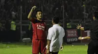Pemain Semen Padang, Novan Setya dihampiri ofisial tim setelah mencetak gol penentu kemenangan. Semen Padang menang adu penalti 4-2 (2-2) atas Borneo FC pada leg kedua semifinal di Stadion Haji Agus Salim, Sabtu (16/1/2016). (Bola.com/Reza Bachtiar)