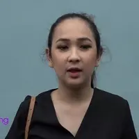 Pricilla BLINK memanfaatkan libur kuliahnya untuk menjalani syuting FTV. Agar tidak bentrok, ia melakukan project individunya, disaat BLINK sedang tidak memiliki kegiatan.