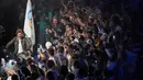 Tom Cruise beraksi dengan membawa bendera Olimpiade yang beralih dari Paris menuju Los Angeles. (AP Photo/Dita Alangkara)