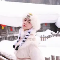 Tak hanya outfit ala warlok yang mencuri perhatian, Felicya juga tampil berbeda lewat riasan bergaya douyin yang manis dan dreamy. [@felicyaangelista].