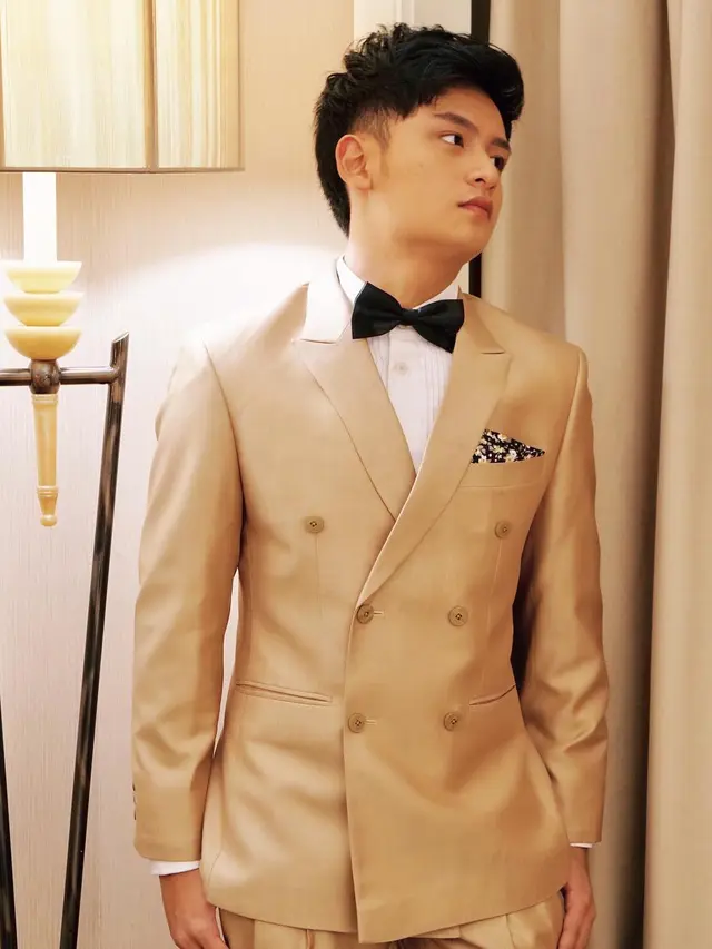 Gaya Randy Martin Saat Kenakan Jas. (Sumber: Instagram/randymartinnn)