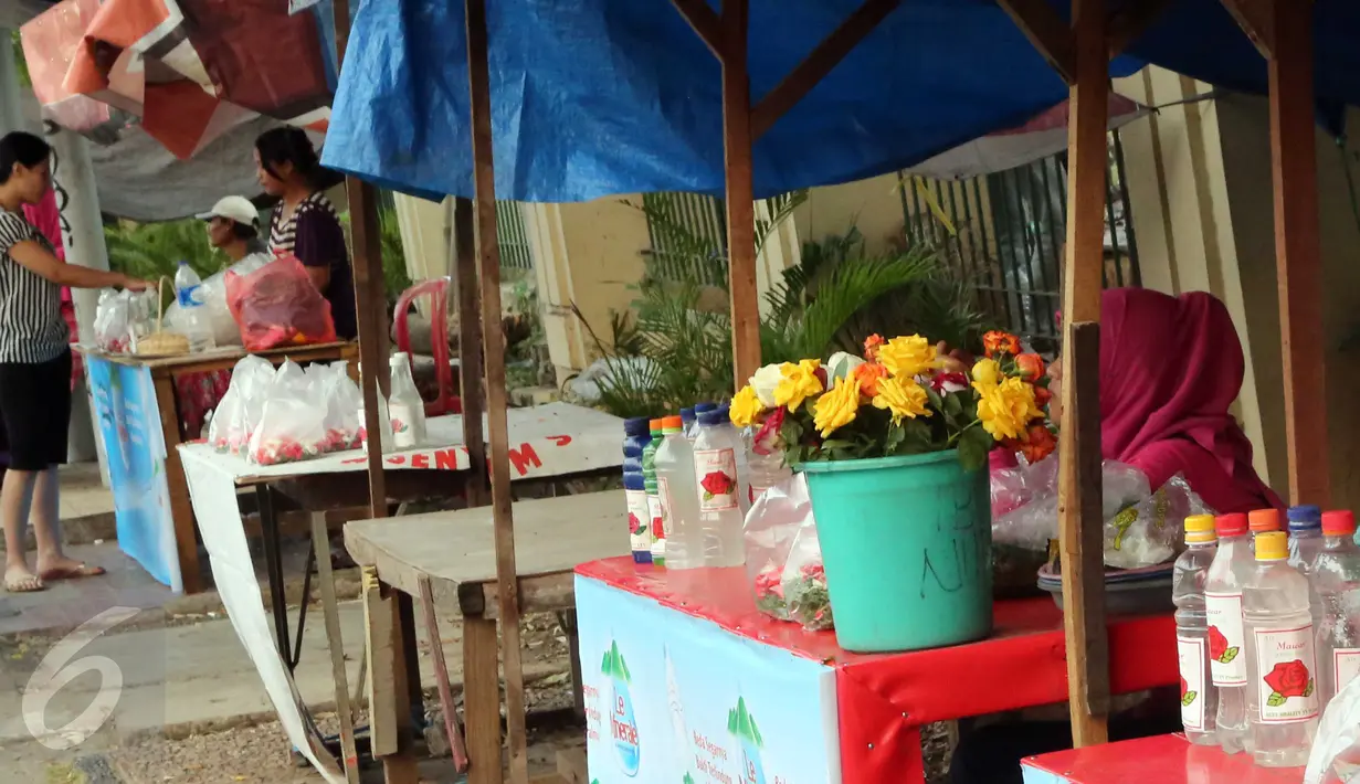 Pedagang bunga untuk ziarah menunggu pembeli, di Tempat Pemakaman Umum (TPU) Karet Bivak, Jakarta, Minggu (14/6/2015). Sejumlah warga memanfaatkan momen jelang Ramadan untuk berziarah ke makam keluarga mereka.(Liputan6.com/Helmi Afandi)