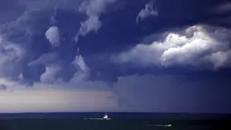 Kapal yang terombang - ambing angin kencang yang melanda Sydney, Australia, Jumat (6/11/2015). Diperkirakan Badai kencang akan melanda Australia hari ini. (REUTERS/David Gray) 