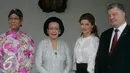 Presiden Ukraina Petro Poroshenko, Ibu Maryna Poroshenko, GKR Hemas dan HB X berfoto di kraton Kesultanan Yogyakarta, (6/8). Usai ke kraton, Petro Poroshenko rencananya akan mengunjungi Candi Borobudur dan Prambanan. (Liputan6.com/Boy Harjanto)