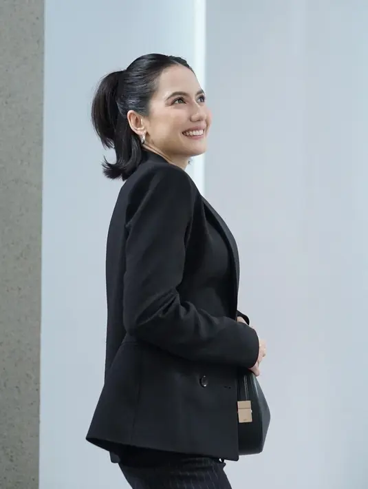 Atau ditata dengan half ponytail seperti di foto ini. Pevita tampil cantik dengan rambut yang dibelah tengah, kemudian ditata half ponytail, gaya rambut yang membuat tampil bak remaja cantik. Foto: Instagram.