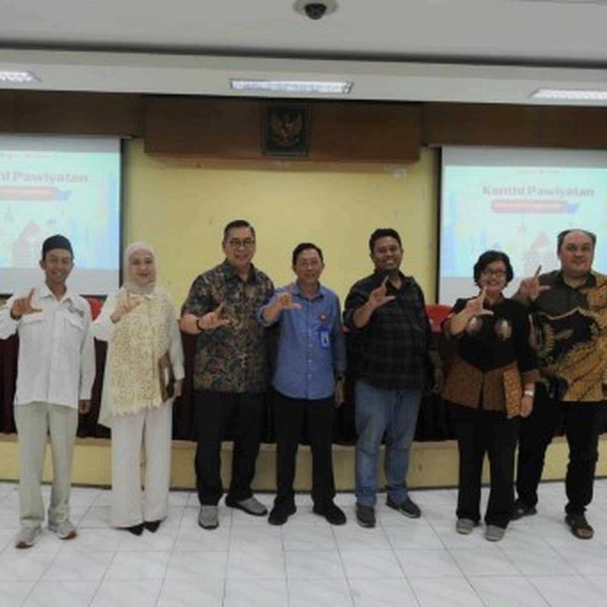 Pembicara Diskoma Edisi 25 X Kanthi Pawiyatan Goes to Campus KPID D. I. Yogyakarta melakukan foto bersama di akhir sesi diskusi