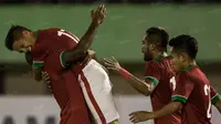 Para pemain Timnas Indonesia merayakan gol yang dicetak kapten tim, Boaz Solossa yang dicetak ke gawang Malaysia. (Bola.com/Vitalis Yogi Trisna)