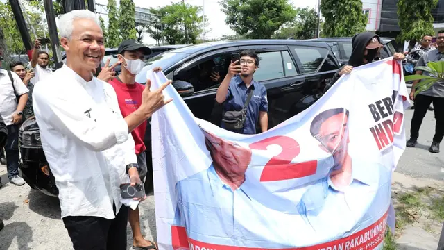 Calon presiden nomor urut 3, Ganjar Pranowo bersama pendukung Prabowo-Gibran di Jalan Syarifuddin Yoes No.22, Sepinggan, Kecamatan Balikpapan Selatan, Kota Balikpapan, Kalimantan Timur, Selasa (6/2/2024). (Liputan6.com/Muhammad Radityo Priyasmoro)