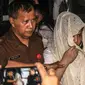 Artis Dhawiya Zaida menutupi wajah dengan kerudung saat tiba di PN Jakarta Timur, Selasa (26/6). Dhawiya mengikuti persidangan lanjutan terkait kasus narkoba. (Liputan6.com/HO/Udin)