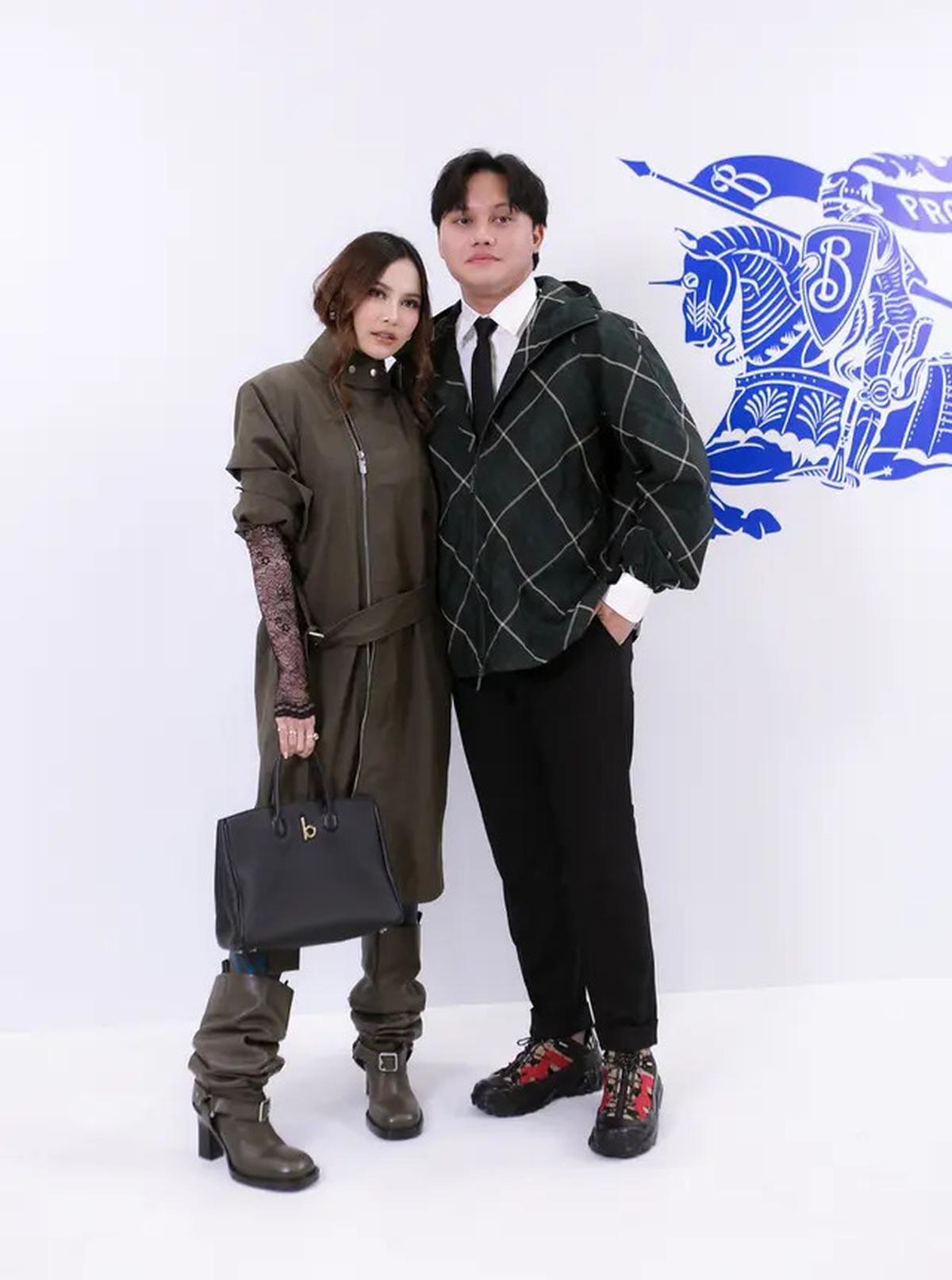 6 Adu Gaya Couple di Acara Burberry Outerwear 2024 Jakarta, Thariq Halilintar-Aaliyah Massaid hingga El Rumi-Syifa Hajdu