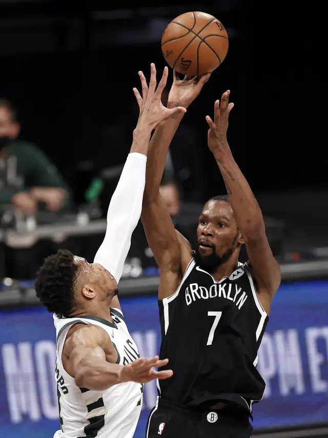 Forward Brooklyn Nets, Kevin Durant (baju hitam) berhadapan dengan forward Milwaukee Bucks, Giannis Antetokounmpo.