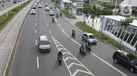 Pengendara motor melintasi kawasan Sudirman, Jakarta, Minggu (2/2/2020).  Ditlantas Polda Metro Jaya akan melakukan penindakan pelanggran E-TLE untuk sepeda motor mulai Senin (3/2), mulai hari kerja. (Liputan6.com/Herman Zakharia)