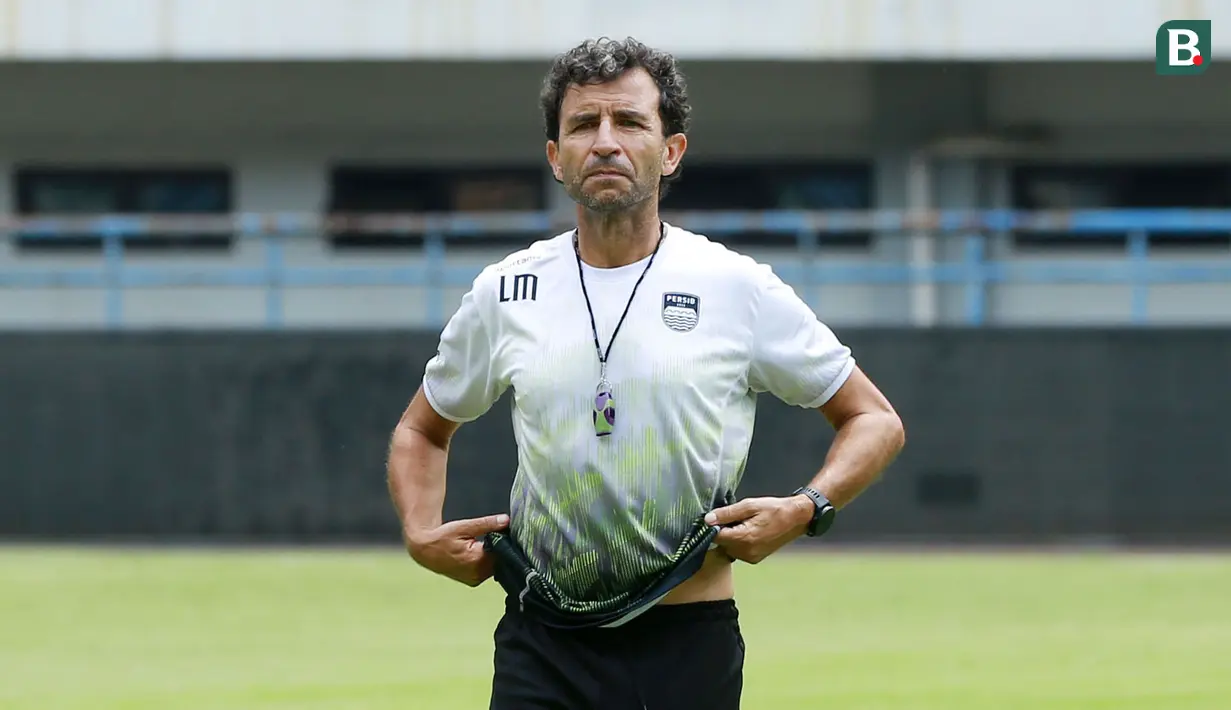 Pelatih Persib Bandung, Luis Milla, memimpin sesi latihan di Stadion Gelora Bandung Lautan Api (GBLA), Bandung, Selasa (11/10/2022). (Bola.com/M Iqbal Ichsan)