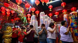 Suasana khusyuk menyelimuti Kelenteng Hong San Koo Tee, salah satu kelenteng kuno yang ada di kota Surabaya. (JUNI KRISWANTO/AFP)