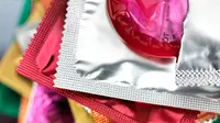 Seorang pendeta di Zimbabwe menjadi sorotan para jemaat-nya karena memberkati sebuah kotak kondom milik seorang perempuan.