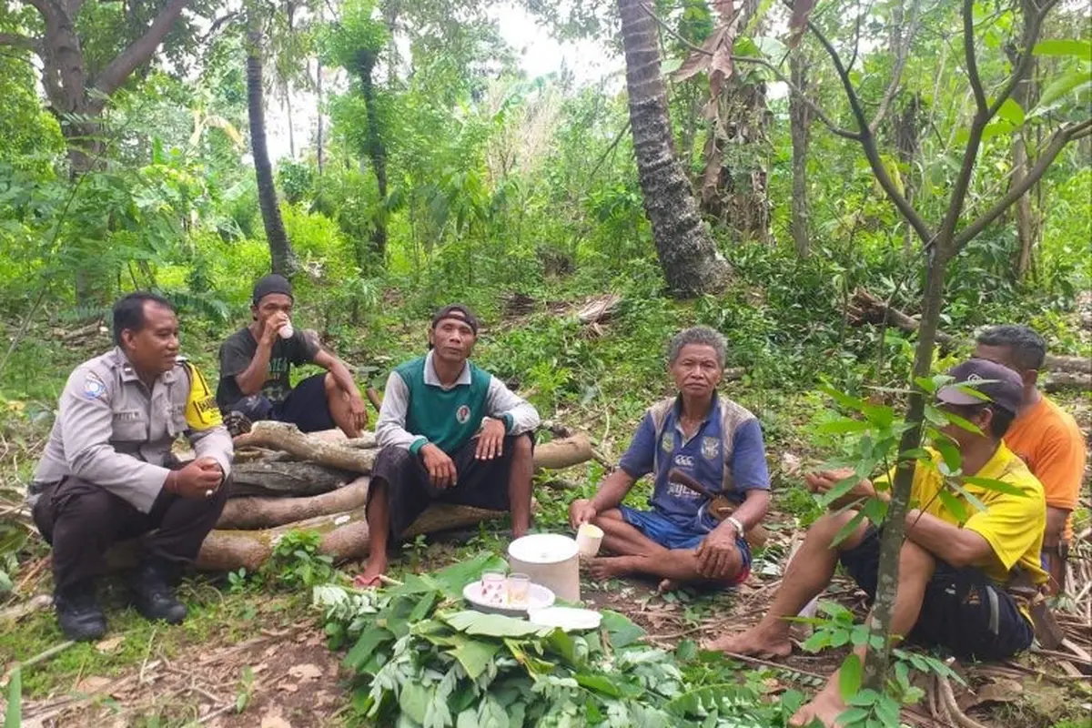 Aipda I Ketut Wirawan, seorang Bhabinkamtibmas dari Polsek Kayangan di Desa Salut, Lombok Utara, Provinsi Nusa Tenggara Barat (NTB) berpatroli menyambangi masyarakat usai Pemilu 2024.