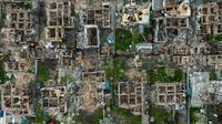 Kondisi rumah-rumah yang hancur di Irpin, pinggiran Kiev, Ukraina, 30 April 2022. Beberapa hari lagi, invasi Rusia ke Ukraina tepat berusia satu tahun pada 24 Februari tahun ini. (AP Photo/Emilio Morenatti, File)
