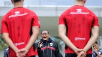 Manajer Timnas Indonesia, Sumardji memberikan motivasi untuk para pemain sebelum memulai latihan perdana menjelang SEA Games 2025 di Stadion Madya, Kompleks Stadion Utama Gelora Bung Karno (SUGBK), Senayan, Jakarta, Selasa (11/11/2025). (Bola.com/Bagaskara Lazuardi)