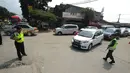 Petugas mengatur kendaraan saat pola buka tutup pada ruas tol fungsional Bogor-Sukabumi di Cicurug, Sukabumi (16/6). Kemacetan terjadi sepanjang lebih dari lima kilometer pada jalan arteri Ciawi-Sukabumi. (Merdeka.com/Arie Basuki)