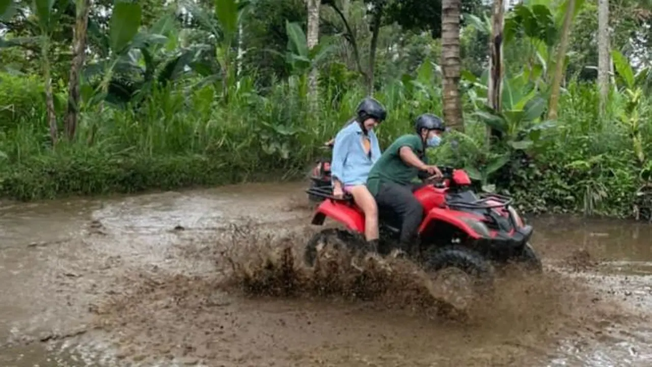 Melihat Keseruan Nia Ramadhani dan Ardie Bakrie Menjajal Kemampuan ATV