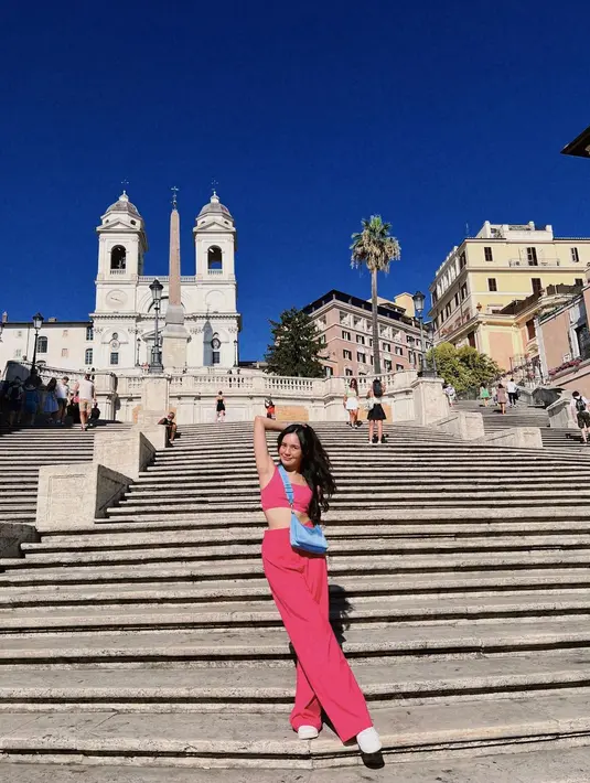 Di foto ini, Beby Tsabina tampak sangat stunning mengenakan crop top berwarna pink. Sebagian area perutnya terlihat gegara pakaian tersebut. Pose angkat tangannya pamer ketiak mulus pun bikin netizen salfok. (Instagram/bebytsabin)