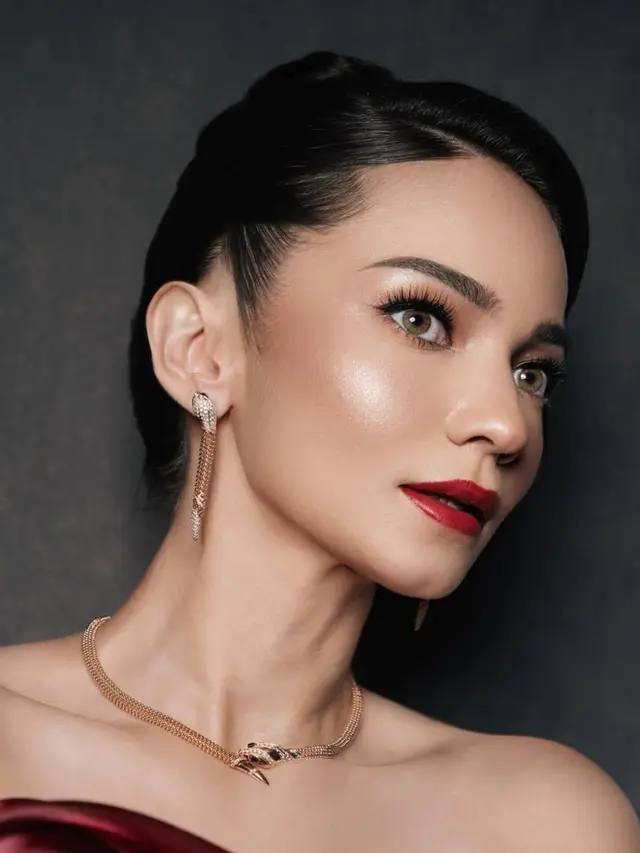 Pesona Menyala Enzy Storia dengan Gaun Merah dan Perhiasan Ratusan Juta