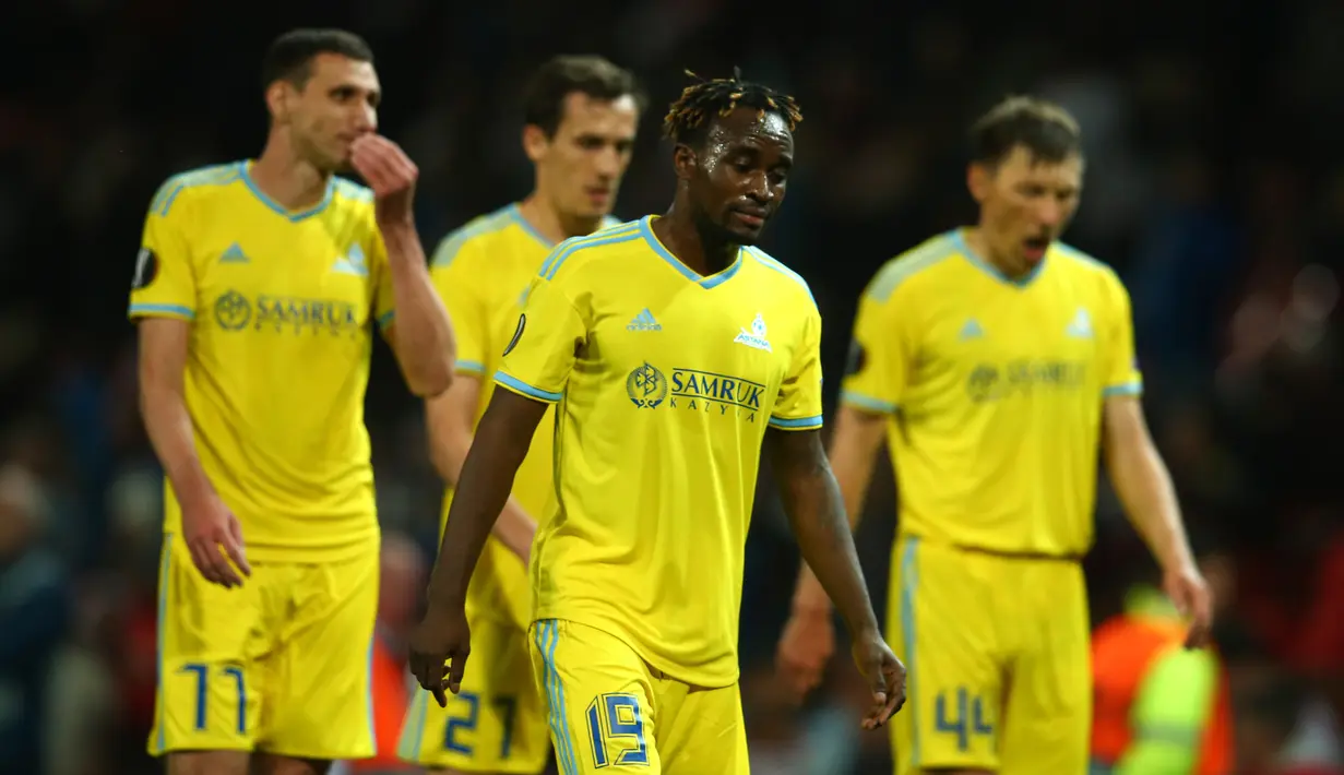 Pemain Astana Ndombe Mubele berjalan ke luar lapangan bersama rekan-rekan setimnya setelah laga pertama Grup L Liga Europa di Old Trafford, Manchester, Inggris Kamis (19/9/2019). Manchester United menang 1-0 atas Astana. (AP Photo/Dave Thompson)