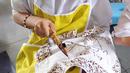 Murid kelas IV SDN Julang belajar membuat membatik di Batik Tradisiku di Kota Bogor, Jawa Barat (2/10). Kegiatan membuat batik tersebut bertujuan mengenalkan warisan budaya batik kepada generasi muda. (Merdeka.com/Arie Basuki)