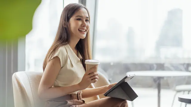 wanita juli tampil elegan