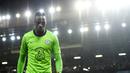 Kiper Chelsea, Edouard Mendy, saat pertandingan melawan Manchester United pada laga Liga Inggris di Stadion Old Trafford, Minggu (25/10/2020). Kedua tim bermain imbang 0-0. (Oli Scarff/Pool via AP)