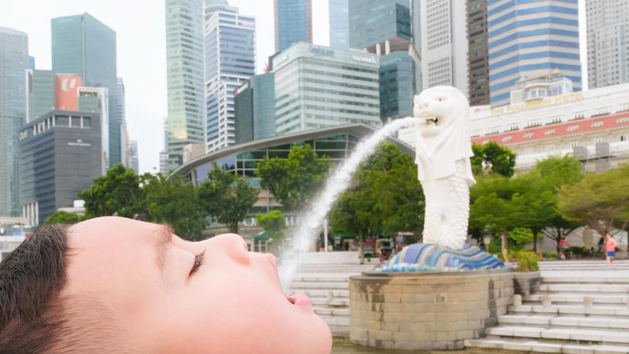 Potret Rayyanza Berpose Lucu di Depan Patung Merlion, Netizen: Wudhu Aja Nyampe Singapore
