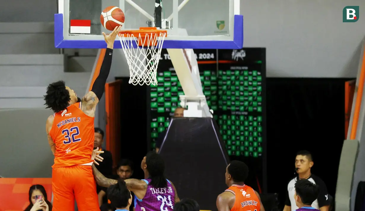 Pemain Pelita Jaya Jakarta, Kevin Ornell Daniels, saat melawan Amartha Hangtuah Jakarta pada laga lanjutan Indonesia Basketball League (IBL) 2024 di Gor Soemantri Brodjonegoro, Kuningan, Jakarta, Sabtu (18/5/2024). Pelita Jaya memetik kemenangan 93-84. (Bola.com/M Iqbal Ichsan)