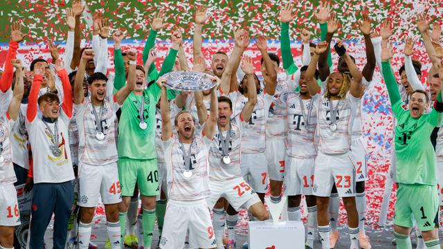 Foto: Hapus Label Raja Tanpa Mahkota, Detik-detik Harry Kane Akhirnya Angkat Trofi Juara