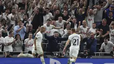 Penyerang Tottenham, Richarlison (kiri) berselebrasi usai mencetak gol ke gawang Marseille pada pertandingan Grup D Liga Champions di stadion Tottenham Hotspur, di London, Inggris, Kamis (8/9/2022). Richarlison mencetak dua gol dan mengantar Tottenham menang atas Marseille 2-0. (AP Photo/Ian Walton)