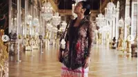 Kunjungi Istana Versailles di Prancis, Tara Basro Pakai Kebaya dan Sarung Bugis. (dok.Instagram @tarabasro/https://www.instagram.com/p/CUWMBFCo1Iw/Henry)