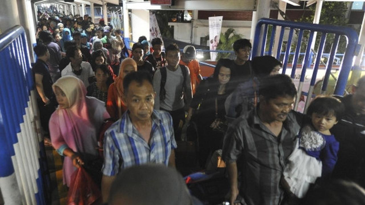 Ratusan pemudik padati Pelabuhan Merak
