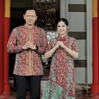 Kerap tampil dengan dress Batik, gaya bersahaja Annisa Pohan tak pernah gagal pancarkan aura bersahaja. Kali ini, dress bergaya kerah Shanghai hadirkan kesan yang semakin istimewa. [Foto: Instagram/ Annisa Pohan]