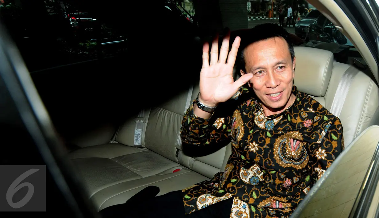 Ketua Komisi Yudisial (KY), Suparman Marzuki melambaikan tangan saat meninggalkan Bareskrim Polri, Jakarta, Senin (28/9/2015). Suparman diperiksa sebagai tersangka kasus pencemaran nama baik atas laporan Hakim Sarpin. (Liputan6.com/Helmi Afandi)