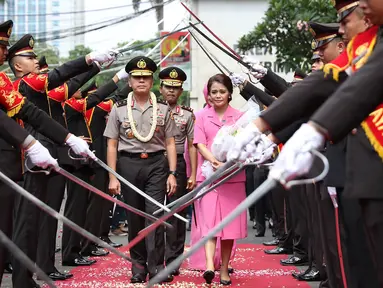 Mantan Kapolda Metro Jaya Irjen M. Iriawan didampingi istri diantar Kapolda Metro Jaya Irjen Idham Azis saat meninggalkan Polda Metro Jaya dalam acara pisah sambut, Jakarta, Rabu (26/7). (Liputan6.com/Immanuel Antonius)