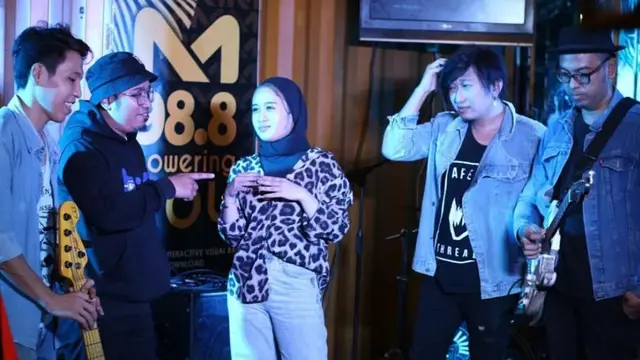 H.U.E merupakan band yang bernaung dibawah komando BIG Records Asia (https://www.instagram.com/p/CmWKFRMvP4D/)